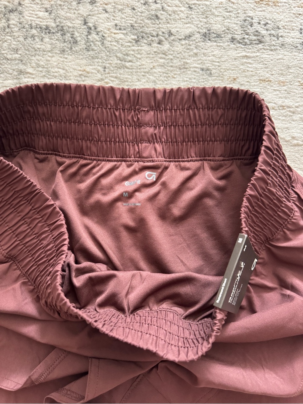 🆕 GapFit 3” Mid Rise Runaround Shorts in chocolate bar brown - Picture 6 of 10